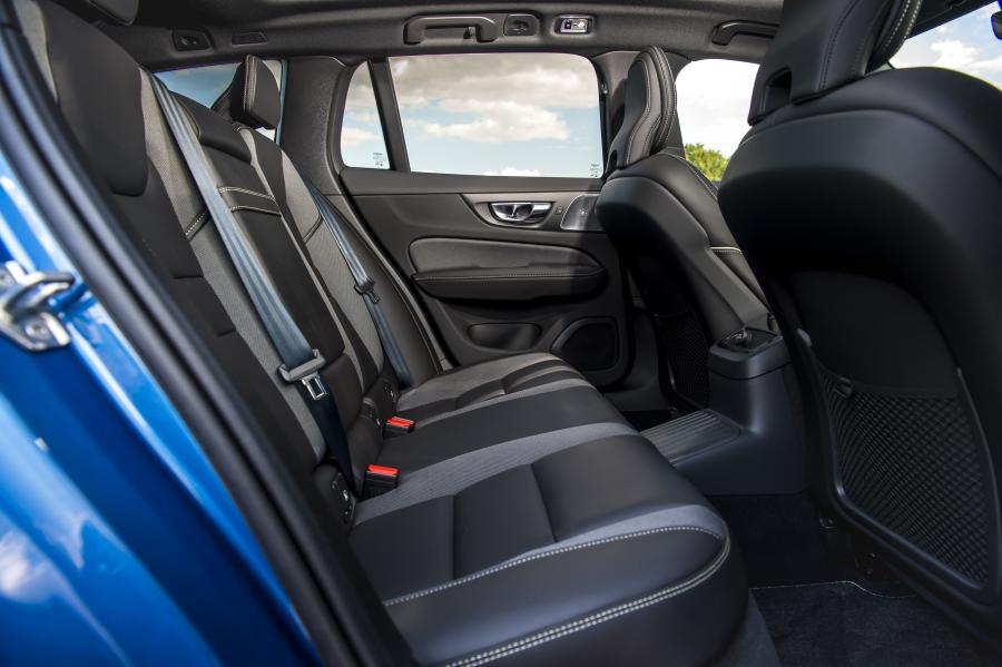 Интерьер Volvo V60 T8 R-Design 2019 года  (UK) (фото 23 из 32)